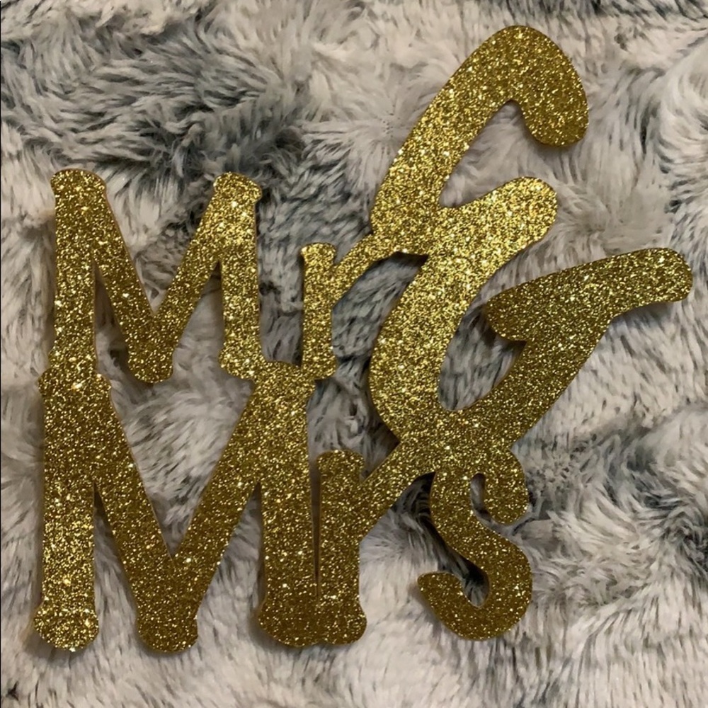 Mrs & Mr sign gold